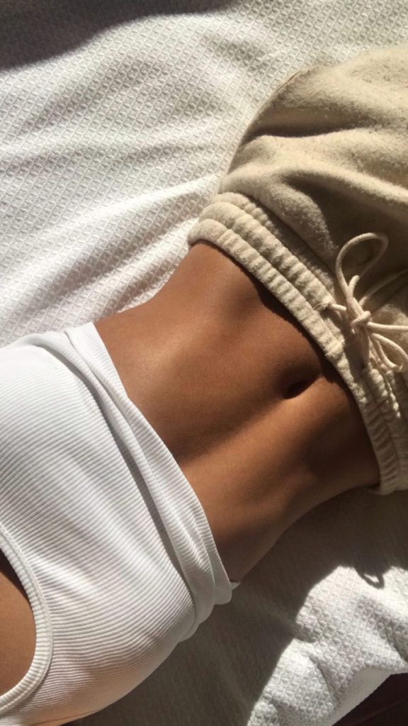 Femme adulte ventre plat naturel, illustration perte de poids ménopause et équilibre hormonal à Aix-en-Provence